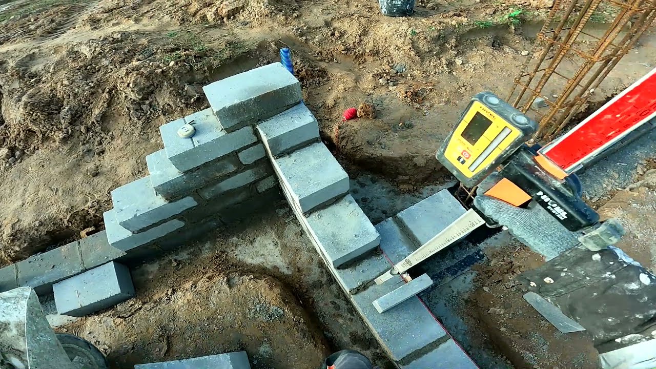 Murowanie narożnika z bloczków betonowych. Co z czym i dlaczego tak długo.