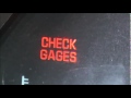 Porque aparece este aviso check gages en el tablero de mi carro