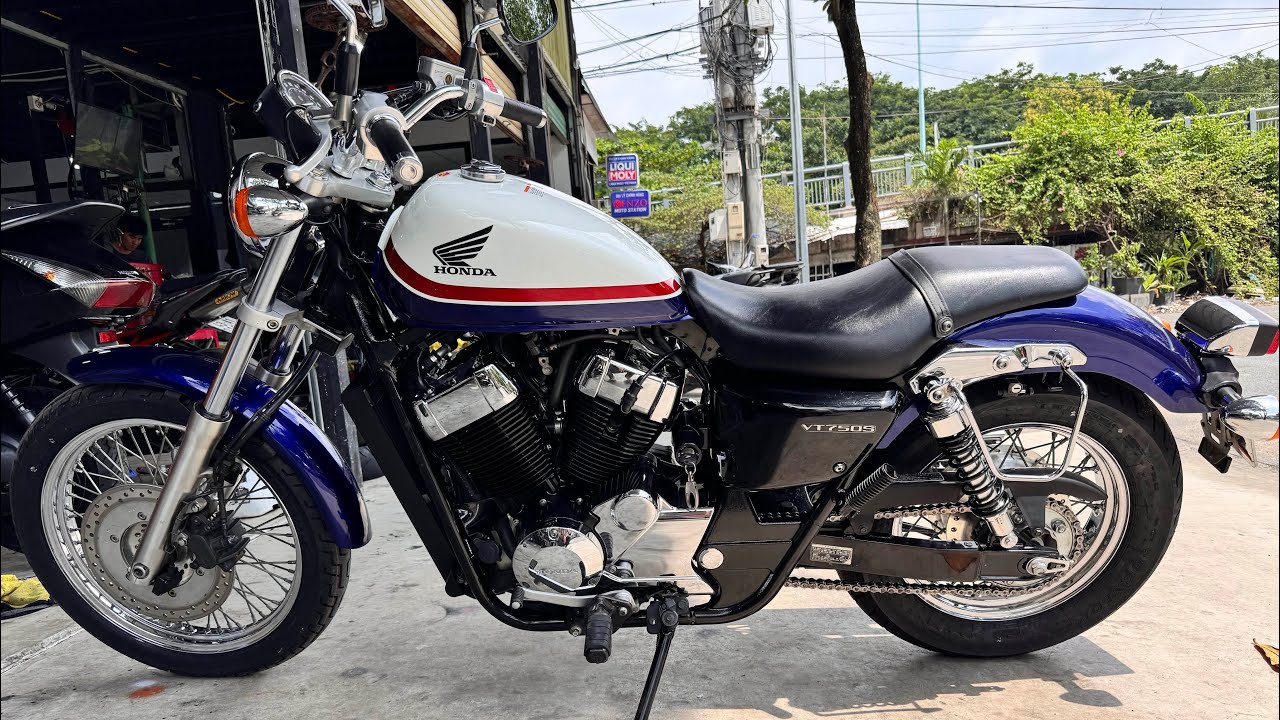 Honda VT750S date 2013 & Honda GL400 genuine tiger car, having