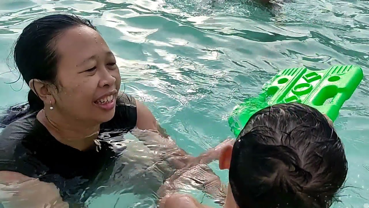 Berenang di Kolam Renang Tirta Ayu, Padang Galak
