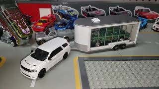 GREENLIGHT 32150 D 2018 DODGE DURANGO R/T with GLASS DISPLAY TRAILER 1/64 WHITE 