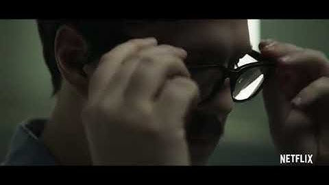 MINDHUNTER. Season 1. Cameron Britton Transforms Into Ed Kemper (Short)