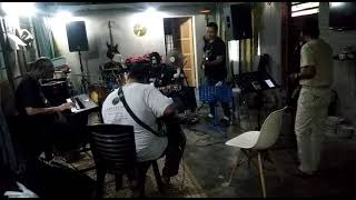 Download Lagu Hanya senggenggam setia.. Distrik band MP3