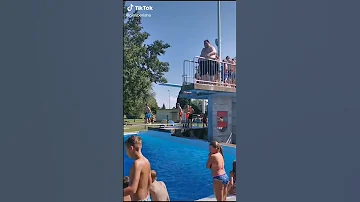 رجل سمين يقفز في حوض سباحة مضحك و النتجية A Very Funny Video Of A Fat Man 