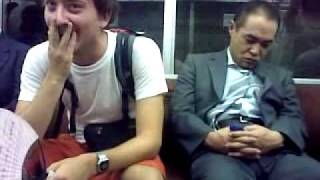 Slapende Japanners in de metro doen zo