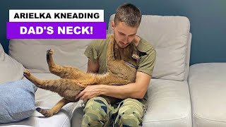 OMG! Ariel Caracat kneading dad's neck! | ariel.caracat