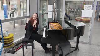 Music @ The Royal London Hospital - Superb piano skills displayed by Gabrielė Sutkutė in the foyer