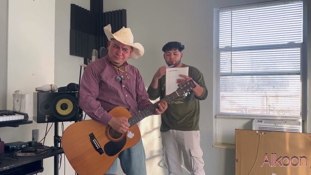 Cuando vas a grabar tu primer canción de reggaetón y el productor no le gusta el reggaetón