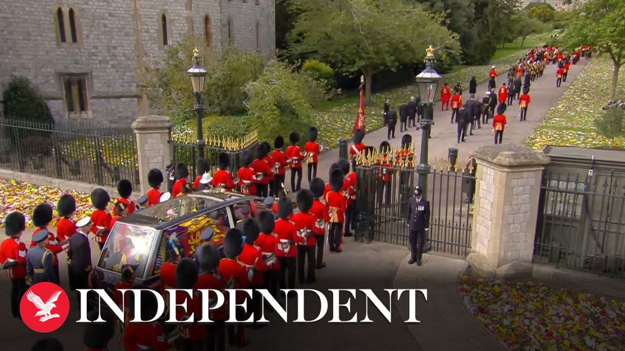 Crowds applaud as Queen Elizabeth II's funeral procession enters