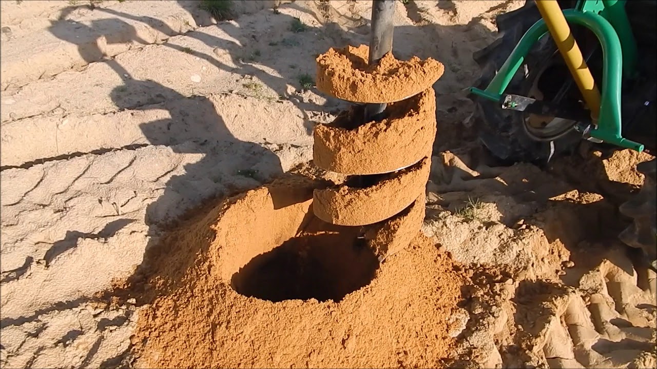 Praca wiertnicy 18 cali podłączonej do mini traktora Yanmar F255.