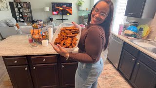 Come cook dinner with me! fried chicken and homemade fried potato wedges… 