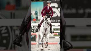 che bellina la maglietta bordeaux dell'inizio😍😍😍