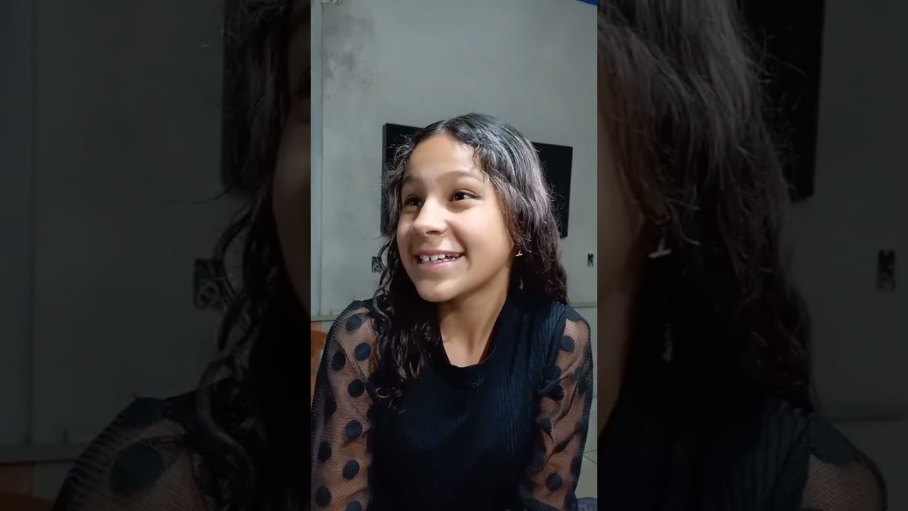 FILHA DA PATROA JOGA ÁGUA NA COMIDA DA EMPREGADA