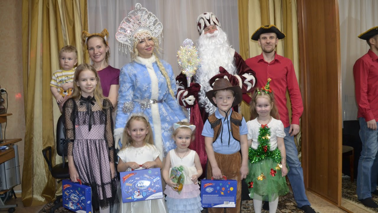 К нам пришли  дед мороз,снегурочка и много много друзей!