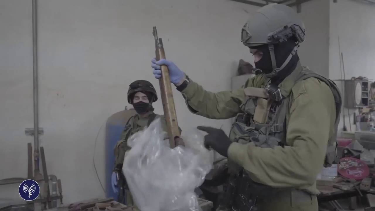 قوات الاحتلال تداهم مخارط في مدينة بيت لحم والخليل