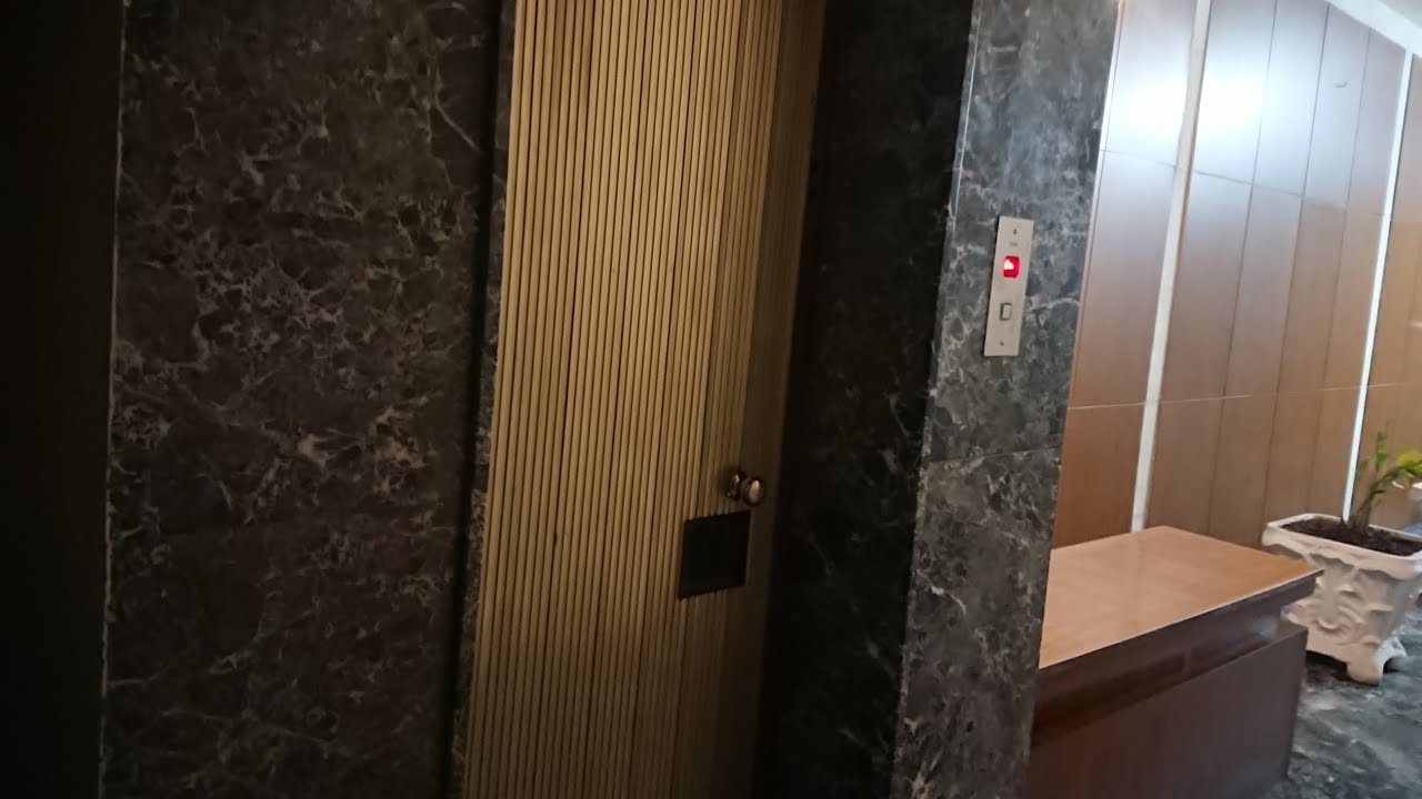 Παλιό ασανσέρ σε πολυκατοικία στην Αθήνα (εκσυγχρονισμένον)