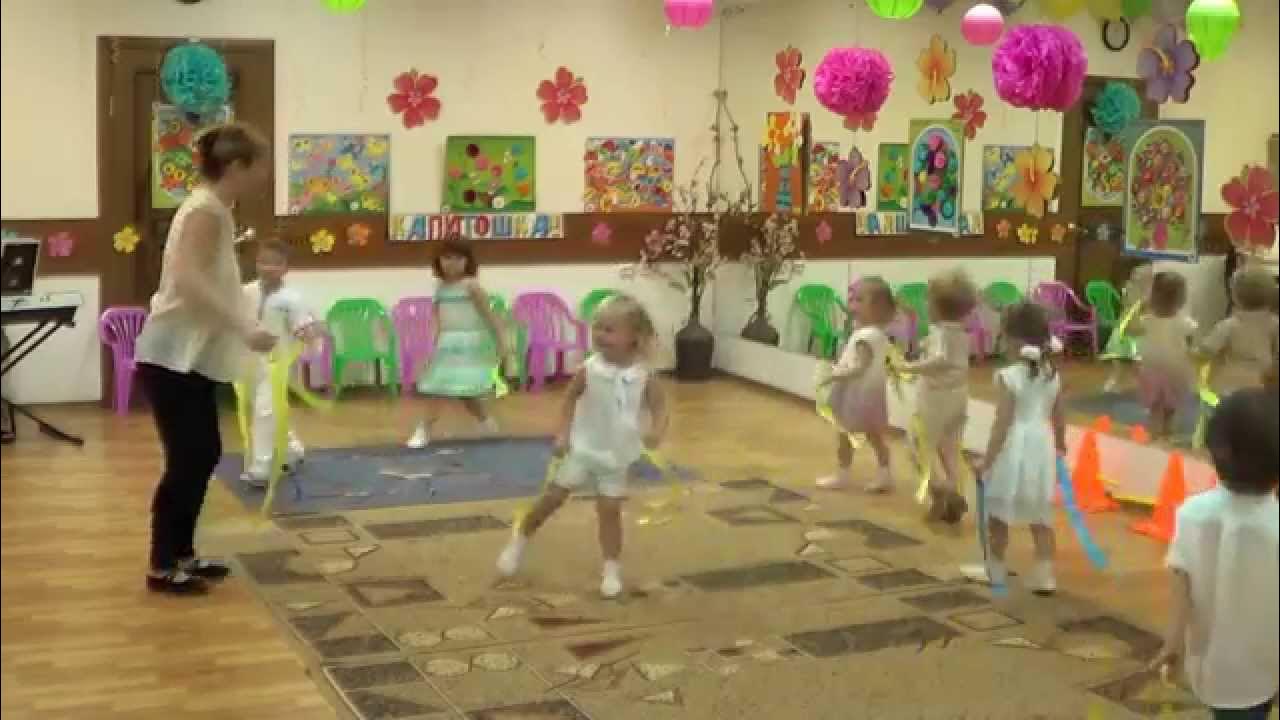 Танец игра младшая группа. Танец с ленточками для малышей. Игра с ленточками в детском саду в младшей. Танец с лентами в детском саду. Подвижная игра с ленточками дети 3 года.