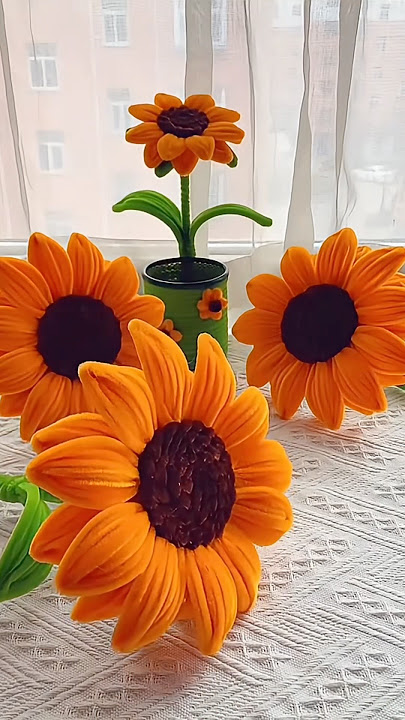 DIY pipe cleaner sunflower petals #diy #flowers #gift #craft #handmadegifts #diygift #handcraft