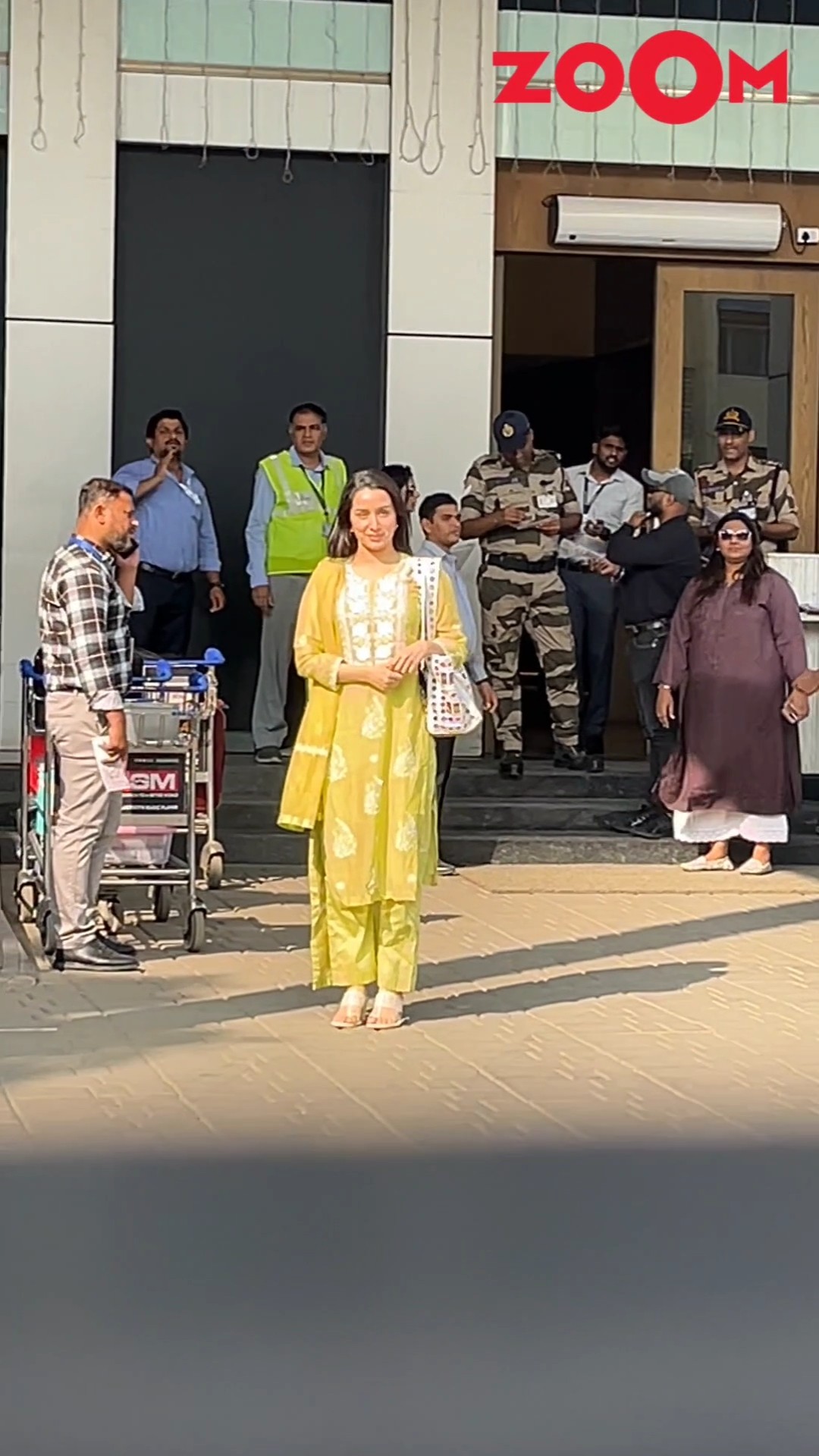 Shraddha Kapoor accepts paps' requests \u0026 comes forward to pose for them at the airport ? #shorts
