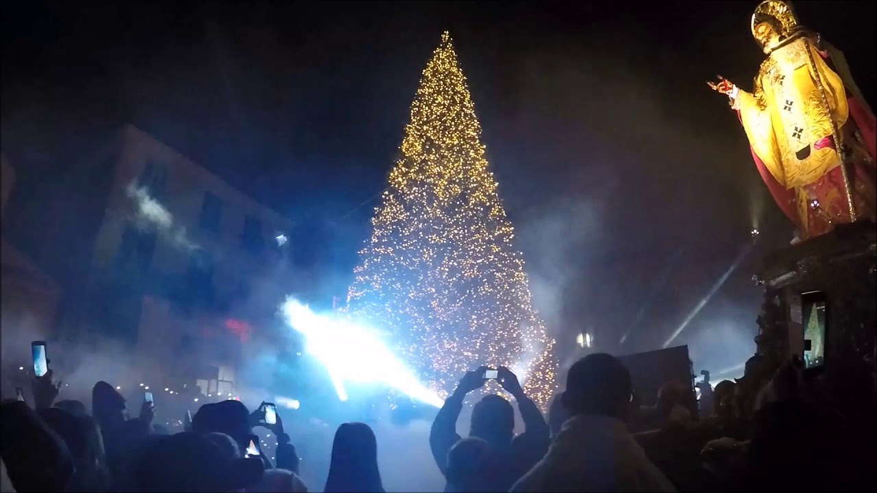 6 Dicembre Festa di San Nicola di Bari ♨ Accende l'albero di Natale in piazza del Ferrarese