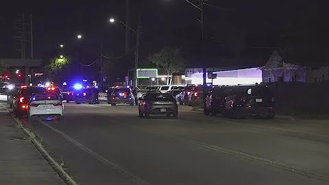 Security guard shot in the neck at southwest-side sports bar