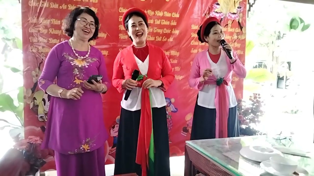 NGỒI TỰA SONG ĐÀO -THU HIEN &HUONG DUNG 