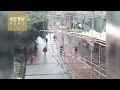Footage: Crowd lift collapsed scaffolding to save trapped workers