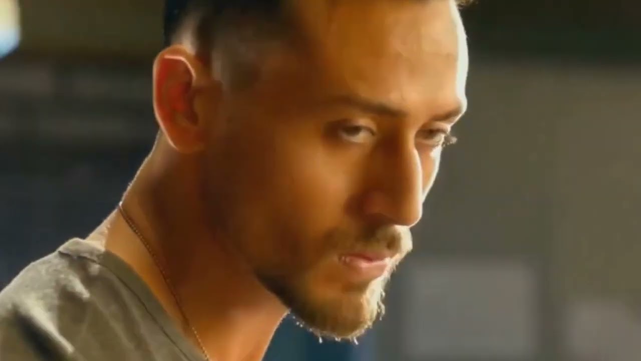 baaghi 2 police station fighting