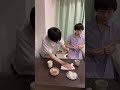 外食でひたすらテーブル拭いてる彼氏さん