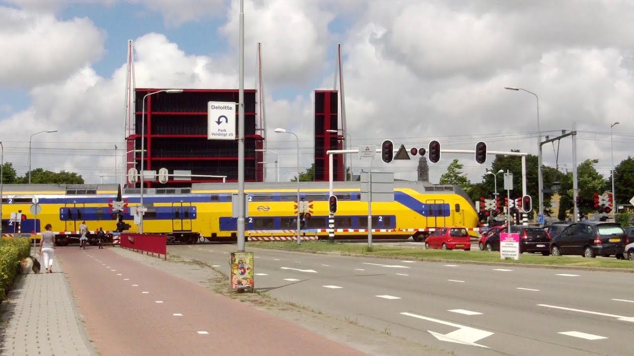 Spoorwegovergang + opening Schroebrug / dutch railroad crossing + opening Schroebridge