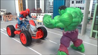 Spider-Man on Motorcycle Fights Hulk 오토바이를 탄 스파이더맨, 헐크와 싸우다