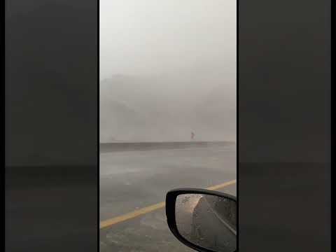 هطول غزير جدا على اليمانية شرق مكة المكرمة طريق السيل