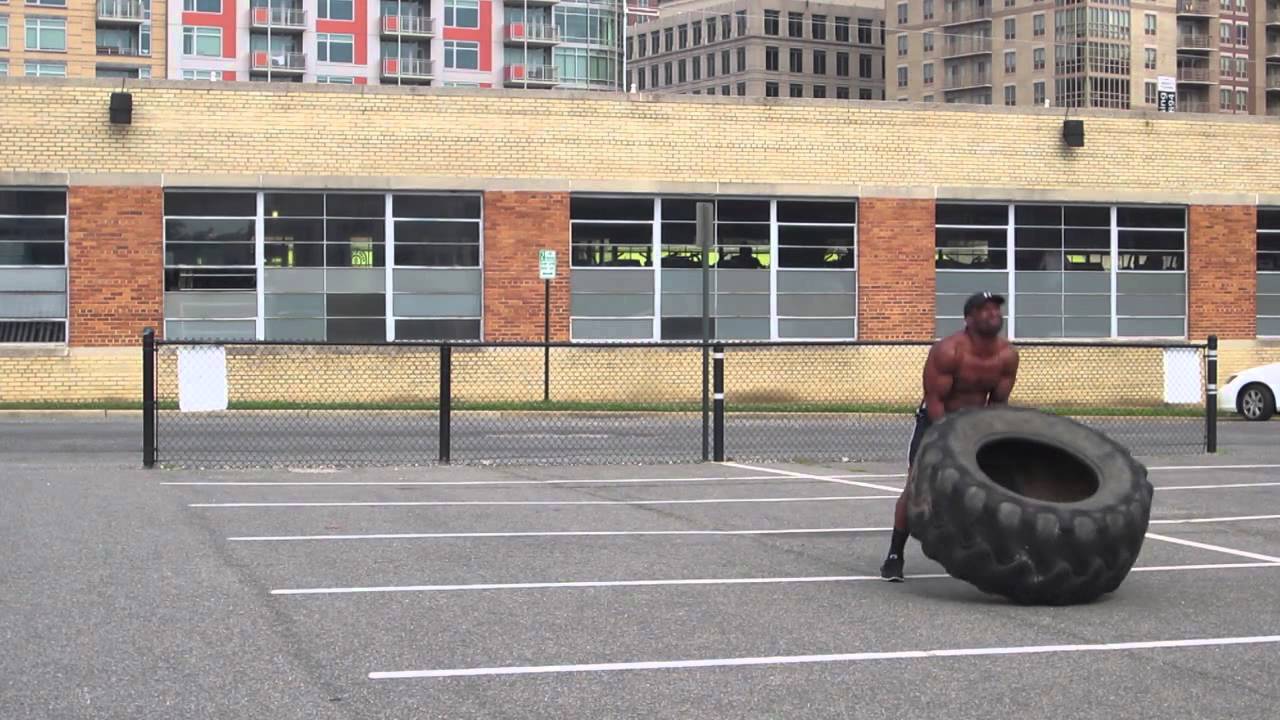 Chauncey Graham Gold's Gym PT flips the Big HEAVY Tire! YouTube
