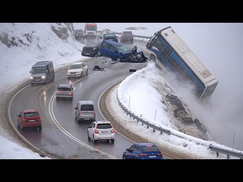 Video Follia estrema su strade ghiacciate e scivolose: il caos della tempesta di neve ripreso dalla tel...