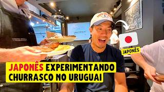 Japonês experimentando churrasco no Uruguai