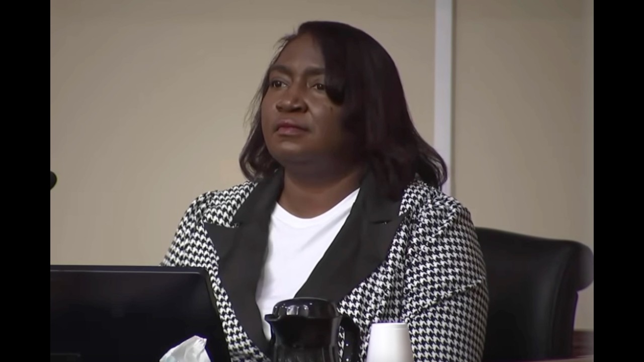 В 2021 году социальный работник посетил отца школьного стрелка после того, как журналист, освещав...