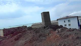 Бетонная тумба на горе среди города Балхаш и виды вокруг