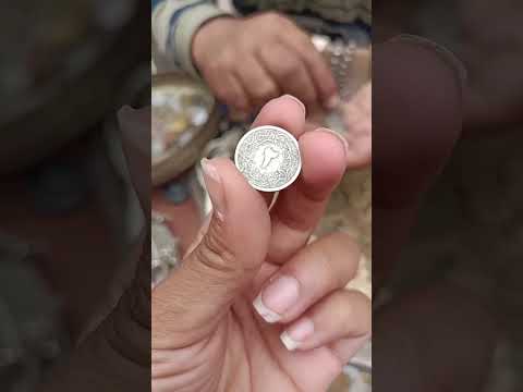 السحتوت هو عملة مصرية قديمة تساوي ربع مليم وكان الجنيه المصري يساوي 4000 سحتوت