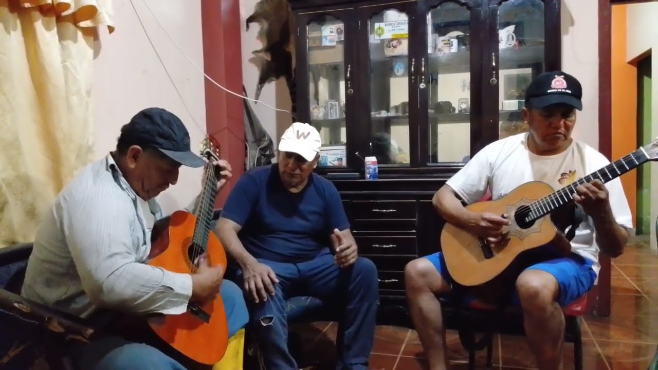 El duo Paredes junto a José Macas en una  noche de rockola