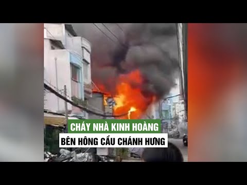 Kinh hoàng đám cháy thiêu rụi căn nhà bên hông cầu Chánh Hưng