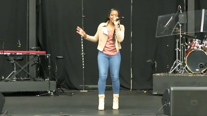 | Kimberly Edmonds-Best| singing at the Blackvegan...