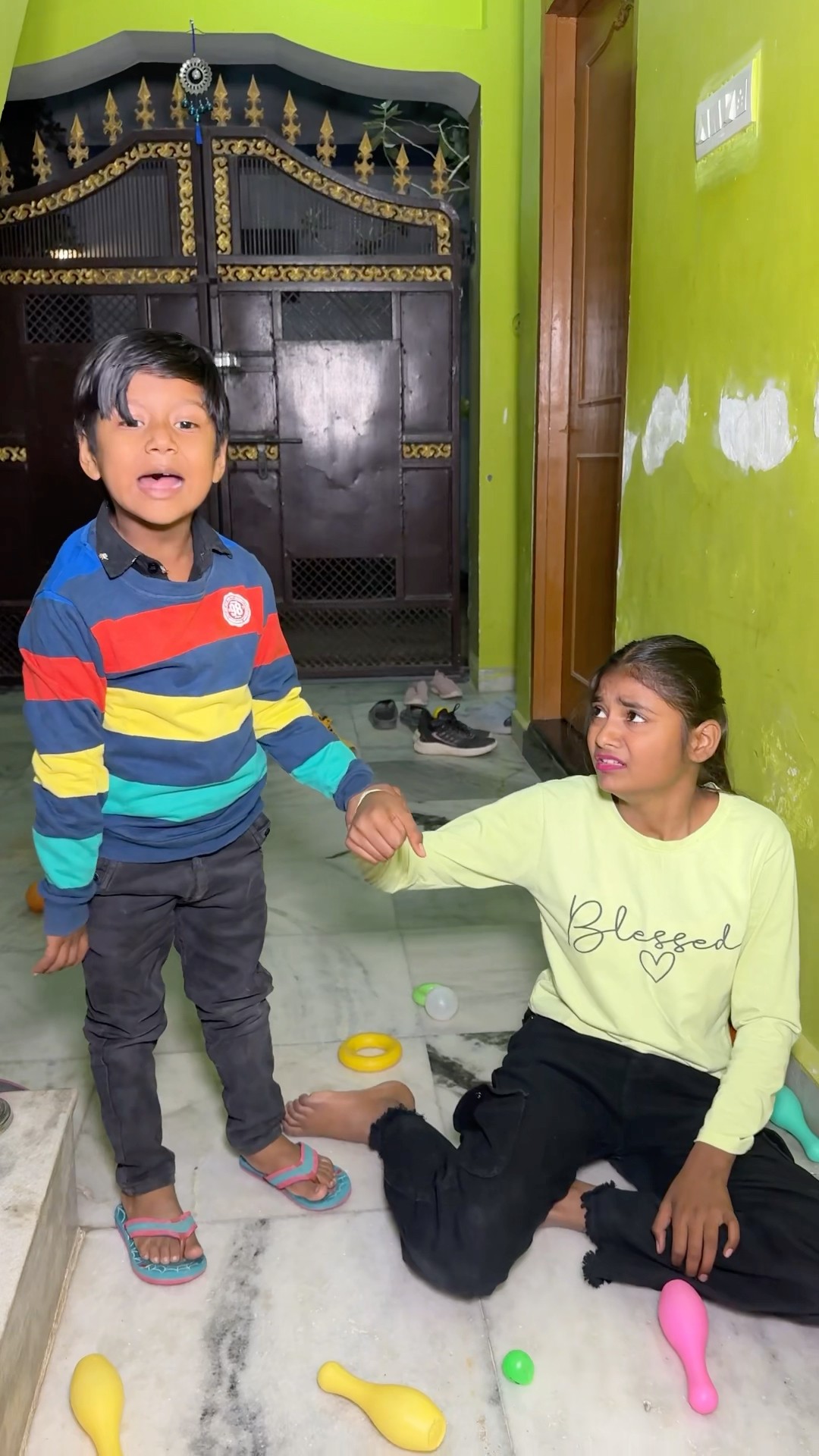 Didi ke khilaune gir gaye ?❤️ #shorts #brothersister #love #funnyvideo #comedyshorts #vloggerayaan