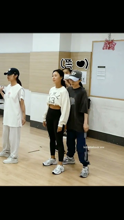 Moonbyul kissing hwasa neck🙈#moonbyul #mamamoo#solar #hwasa#wheein #moomoo#moonsun #kpop#illella