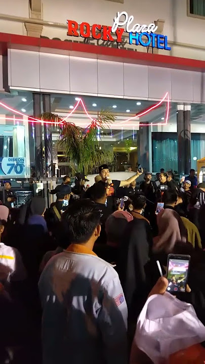 Aldi taher bersama musisi jalanan kota padang