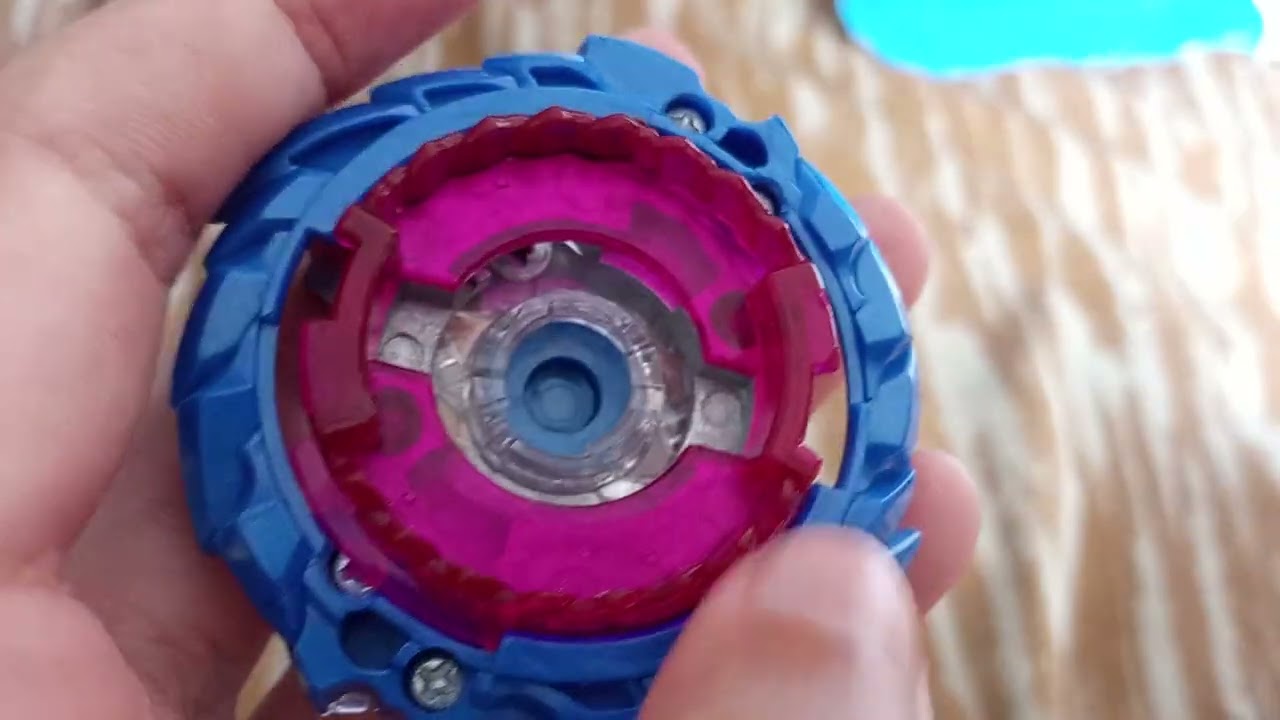 Mostrando as minhas Beyblades 😼