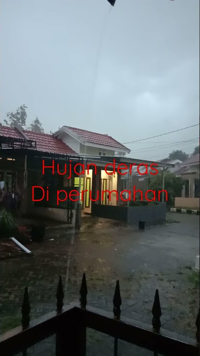 Hujan deras di perumahan