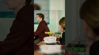 УТОПИЛ ТЕЛЕФОН СВОЕЙ ОДНОКЛАССНИЦЫ ЧТОБЫ ПОСТАВИТЬ ЕЕ НА МЕСТО!😁