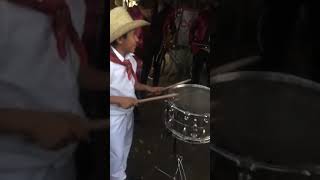 Niño tocando el son del veneno en la tarola...!!!