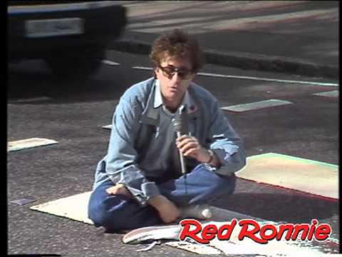 Red Ronnie seduto sulle strisce pedonali di Abbey Road a Londra nel 1984 mentre le auto lo sfiorano