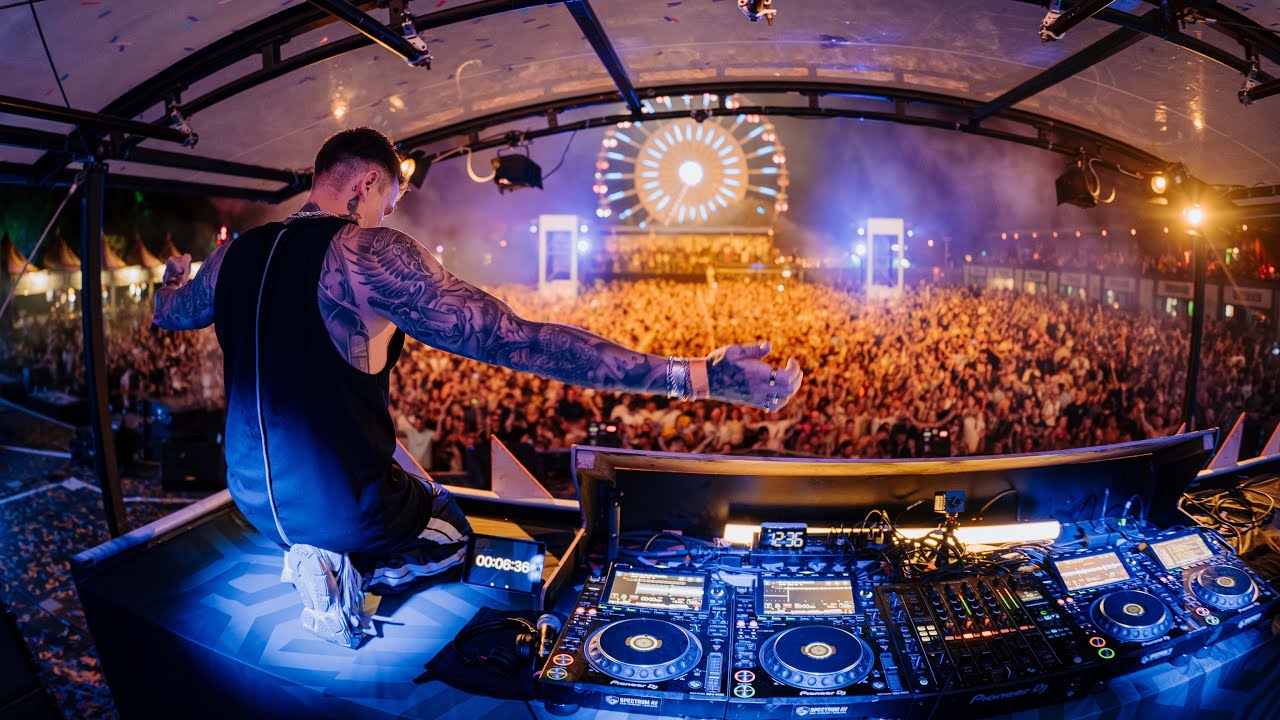 Blasterjaxx X Bombs Away X Moji - Zombie [LIVE] - YouTube